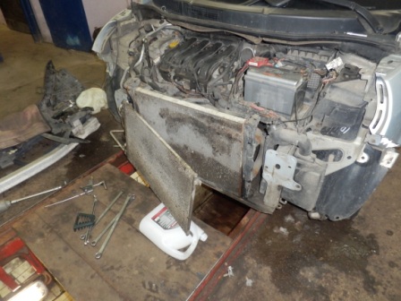 При любом ремонте кондиционера данного авто (Renault Scenic II), необходимо снять бампер.